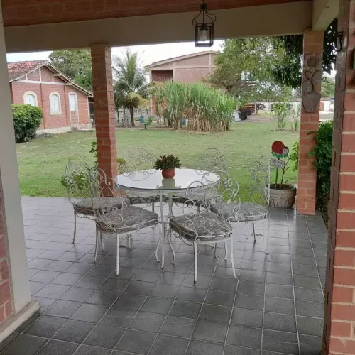 Varanda da casa voltada para o jardim