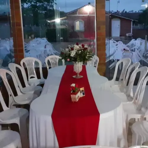 Recepção Lucilândia com mesa preparada para uma celebração