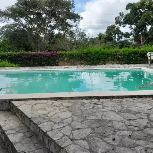 Piscina e área verde do espaço