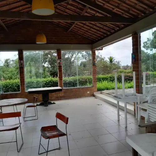 Área coberta da recepção com vista para o jardim